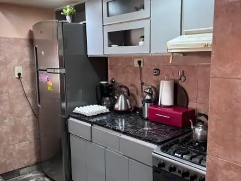 A metros de Bv Oroño, excelente ubicacion - Casa dos dormitorios, amplio comedor, cocina, dos b...