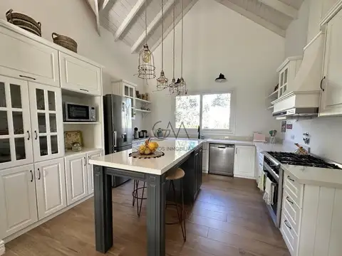 Casa 5 ambientes con 2 baños