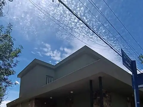 Alquiler | Casa | 3 dormitorios | Cochera | Capitán Bermúdez | Barrio Centro