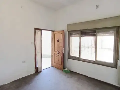 Casa 11 ambientes con 2 baños