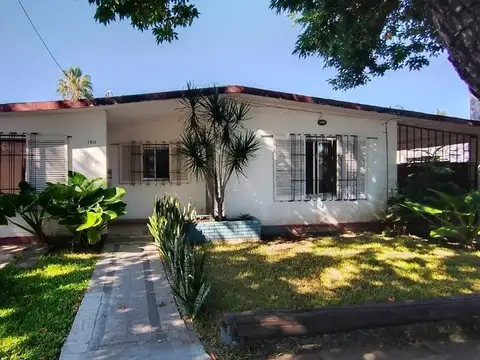 VENTA CASA 3 DORMITORIOS CON COCHERA PARQUE FIELD