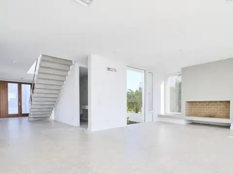 Casa 8 ambientes con 3 baños