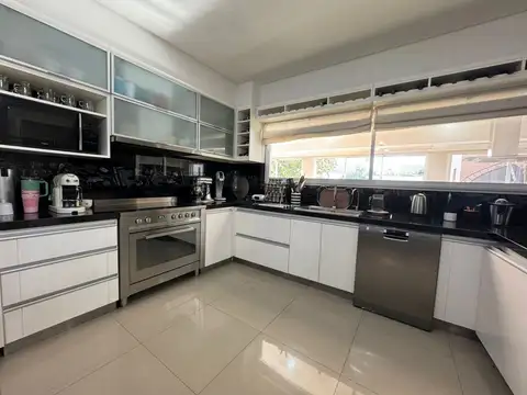 Casa 6 ambientes con 6 baños