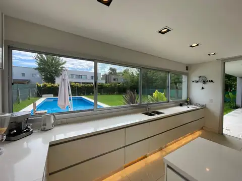 Casa 4 ambientes con 3 baños