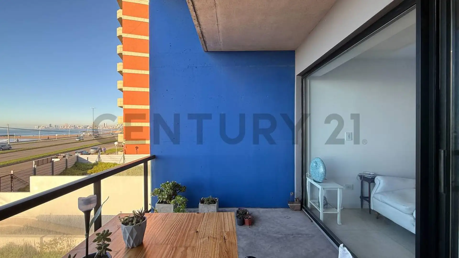 Venta departamento 3 ambientes, piso frente al mar con cochera