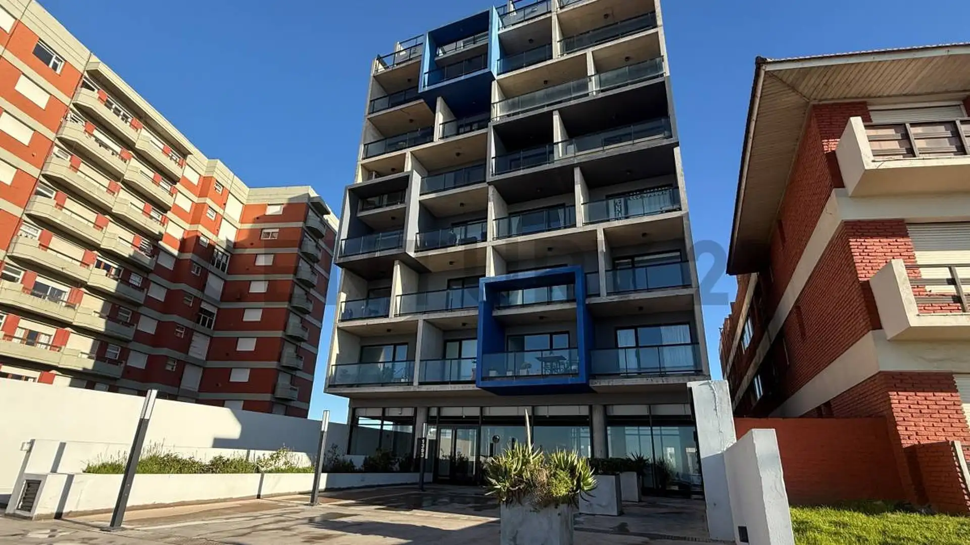 Venta departamento 3 ambientes, piso frente al mar con cochera