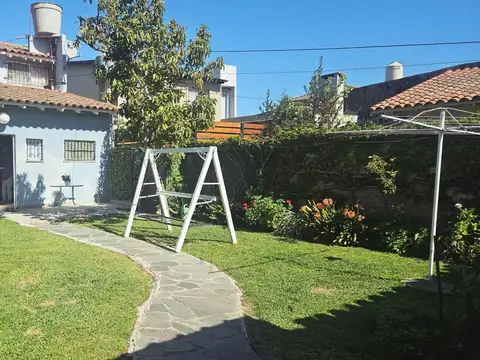 Venta Casa 4 ambientes, Victoria, jardin y cochera
