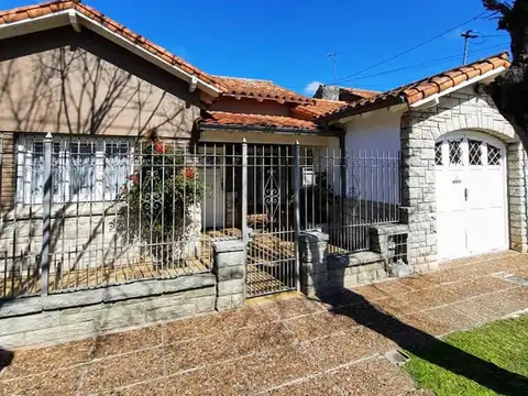 Chalet 3 amb. con parque. Reciclado. Apto crédito -  Las Avenidas