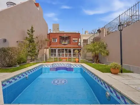 Casa en venta en lote propio con pileta climatizada en Agronomia con 2 cocheras