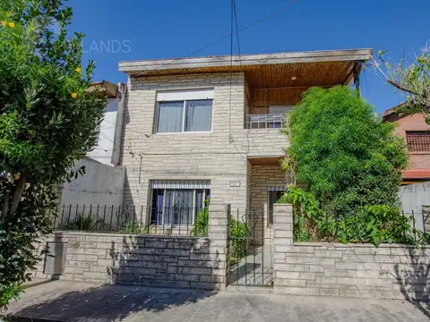 Casa de 9 ambientes amplios, con balcón y excelente ubicación.