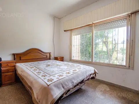 Casa de 9 ambientes amplios, con balcón y excelente ubicación.