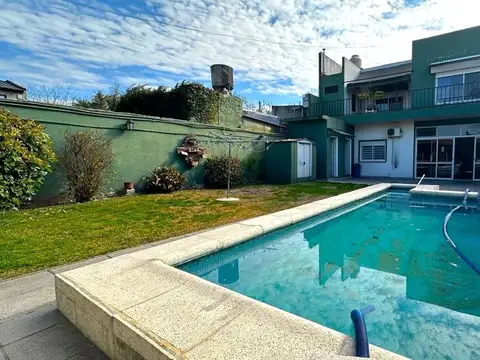 CASA 5 AMBIENTES VENTA LONGCHAMPS PILETA Y LOCAL