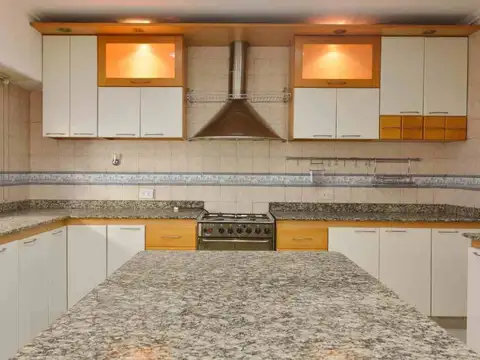 Venta PH tipo casa 4 ambiente Valentín Alsina. 