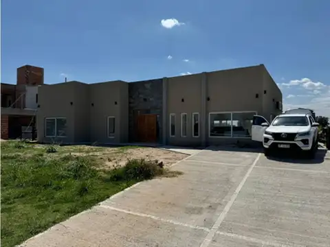 Casa 5 ambientes con 3 baños