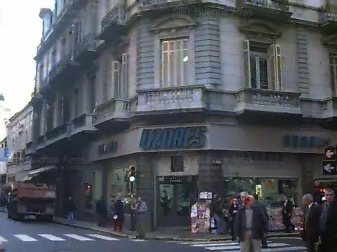 Excelente dúplex en edficio antiguo al frente con balcón