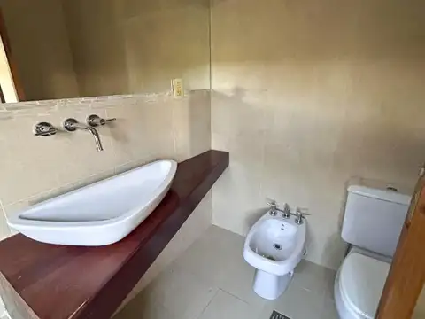 Casa en Alquiler con 6 cocheras
