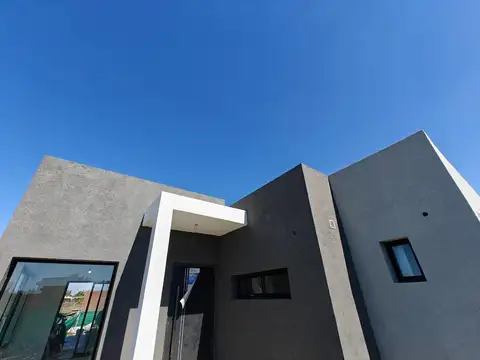 Casa en venta en Santa Emilia Pilar del Este. Oportunidad!