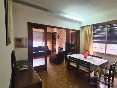 Casa de una planta con amplio fondo verde y cochera cubierta en villa ballester
