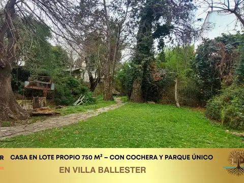 Casa de una planta con amplio fondo verde y cochera cubierta en villa ballester