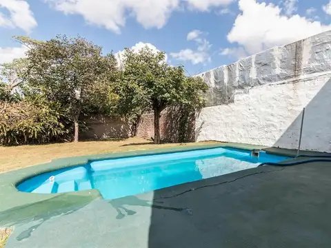 CASA - PILETA - JARDIN - LOTE 675 m2 LANUS OESTE