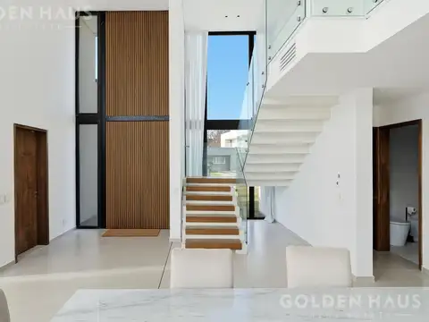Casa en Venta con 2 cocheras