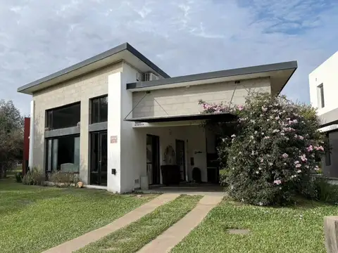 Casa de 3 dormitorios en Barrio Los Bretes sobre Boulevard Principal