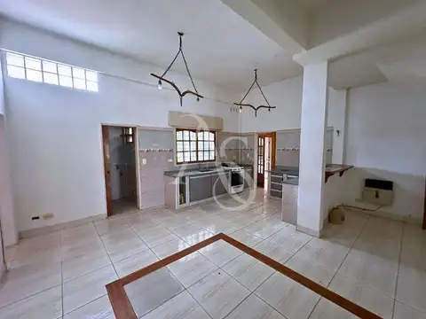 Casa en Venta con 4 cocheras