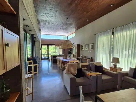 Casa 4 ambientes con 3 baños