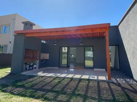 Casa 4 ambientes con 2 baños