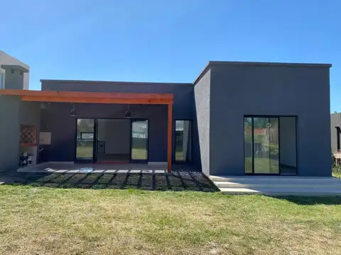 Casa 4 ambientes en venta - Barrio Santa Guadalupe Pilar del Este