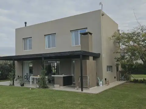 Casa en Alquiler con 3 cocheras