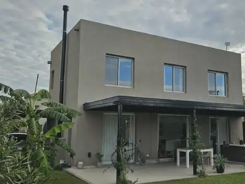 Casa 6 ambientes con 4 baños