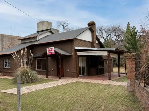 VENTA Casa 3 dormitorios con piscina. Terreno 1060m2