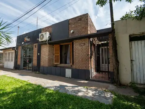 CASA DE TRES DORMITORIOS, COCHERA Y PISCINA.