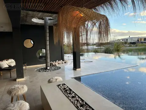 Casa en Venta a la Laguna Barrio Islas El Canton - PG