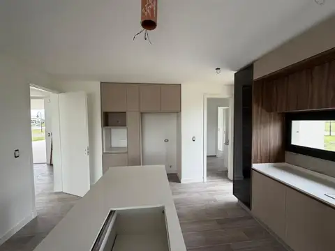 Casa en Venta con 3 cocheras