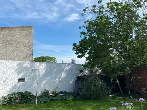 Casa. Lote doble frente apto Desarrollo Inmobiliario.