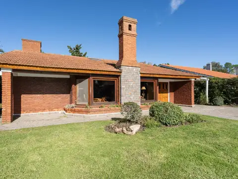 Venta Casa cuatro ambientes en Club de Campo La Martona Cañuelas. Totalmente amueblada