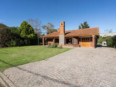 Venta Casa cuatro ambientes  en  Club de Campo La Martona Cañuelas. Totalmente amueblada