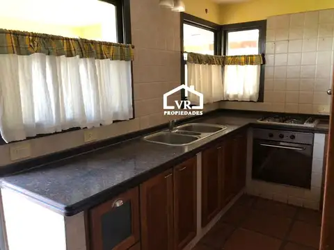 Casa 6 ambientes con 3 baños