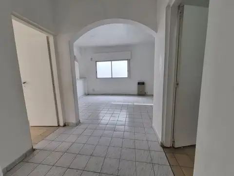 VENTA CASA 3 AMBIENTES CASTELAR PATIO