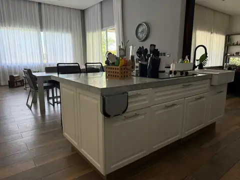 Casa en Alquiler con 4 cocheras