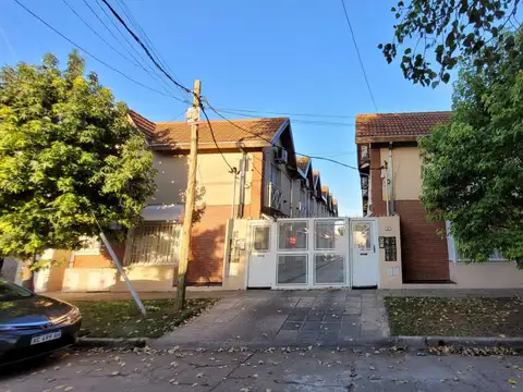 DUPLEX DE 3 AMB. EN COMPLEJO CERRADO C/COCHERA.
