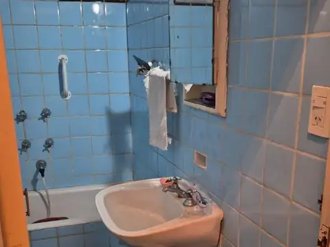 Casa en Florida de 4 ambientes, patio, terraza, baño y garage, sobre panamericana a reciclar.