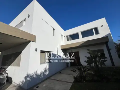 Casa venta 8 ambientes en Ayres Plaza Pilar lote de 963 m2