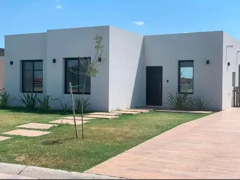 Venta Casa Tres Dormi y Pileta en El Barrio Cerrado San Sebastian