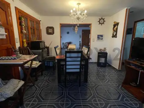Casa 4 ambientes con 2 baños