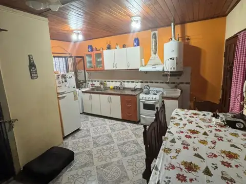 VENTA CASA TRES DORMITORIOS - BARRIO CENTRO