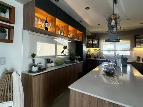 Casa 4 ambientes con 4 baños