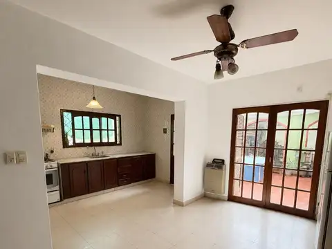 Casa 6 ambientes con 2 baños